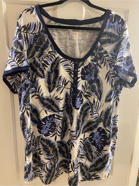 26/28 2X 3X Woman Within  Navy and White Leaf-Print Short Sleeve Top